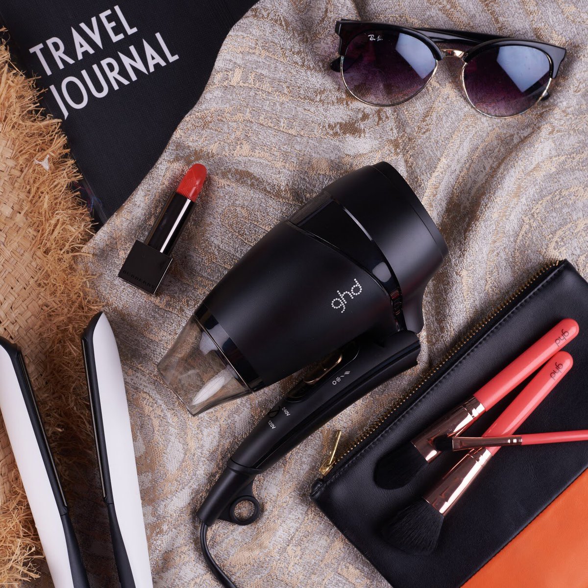 ghdspain's tweet photo. El secador #ghdflight es el aliado de belleza perfecto para todas las reinas viajeras ✈️👸 https://t.co/lP9gkJqSRU https://t.co/uSWUmyUTid