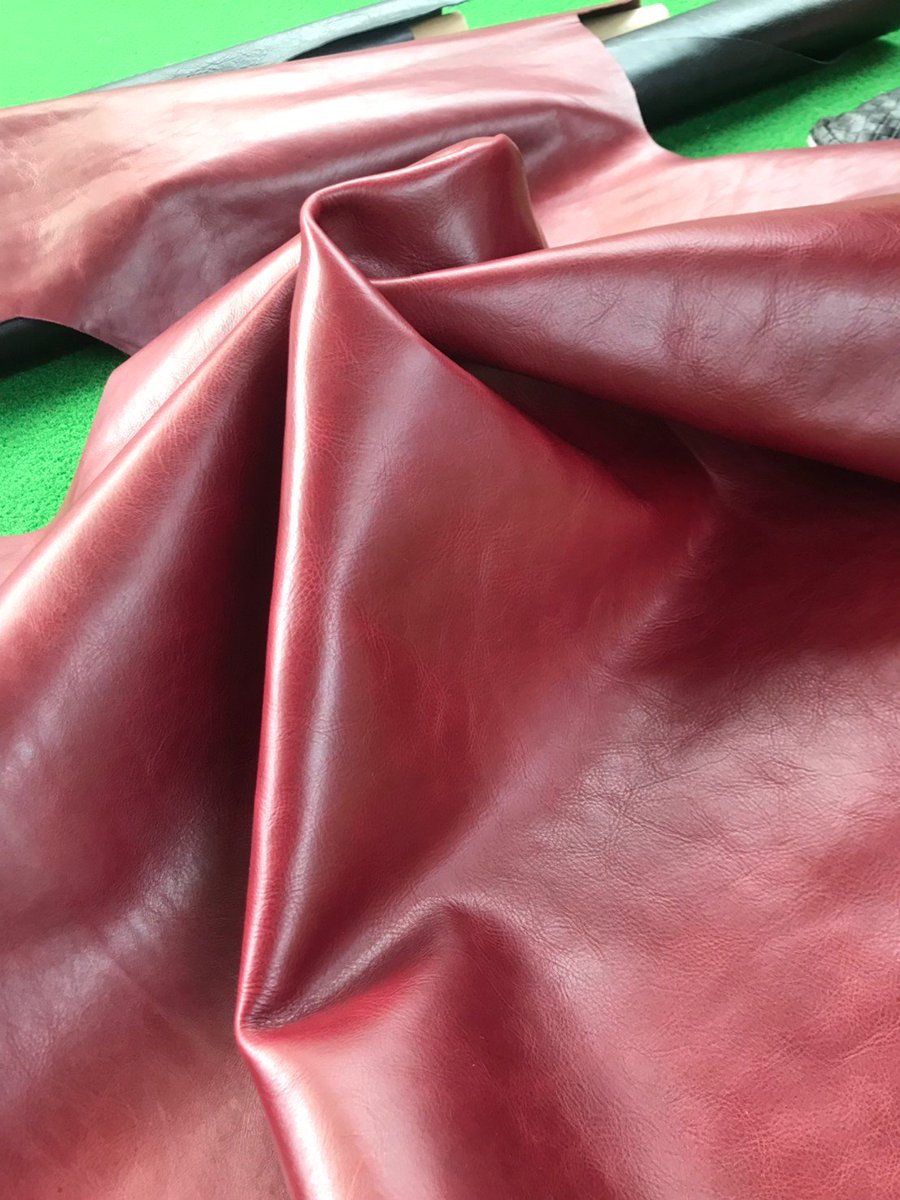 【ロペス】

フルベジタブルの堅牢で耐久性のある牛革。
荒々しい武骨でワイルドな表面感が特徴です。
素材自体も、しっかりしているので、メンズハンドバッグ等にも最適です。