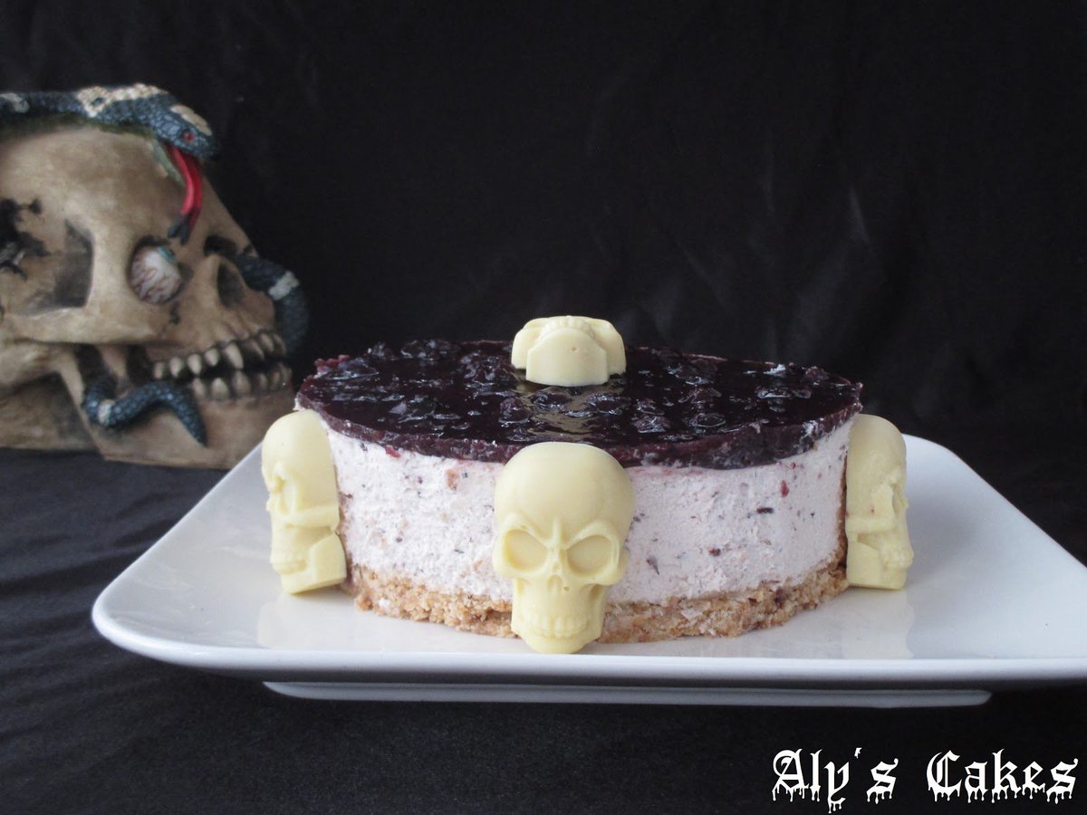 Tarta de queso y arándanos para u a fiesta de calaveras. 
alyscakes.blogspot.com/2019/03/tarta-…