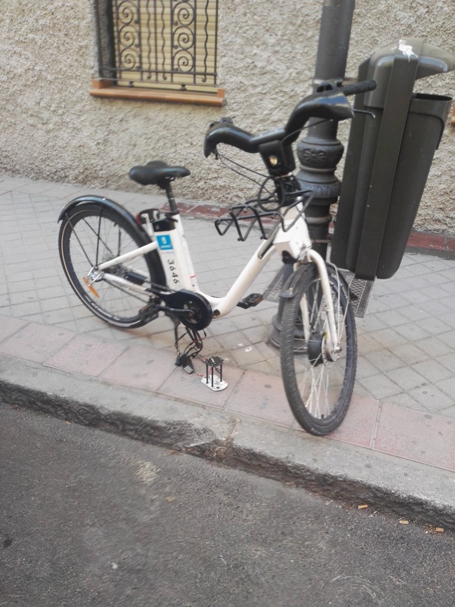 bici abandonada <a href="/MADRID/">Ayuntamiento Madrid</a> C/ Lope de Rueda 58