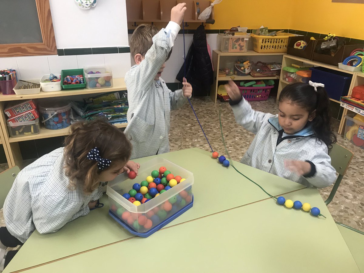 Xtorey_benifaio's tweet photo. #divertimates Trabajamos la seriación con construcciones y bolas de colores #3años https://t.co/orrFjAvcd8