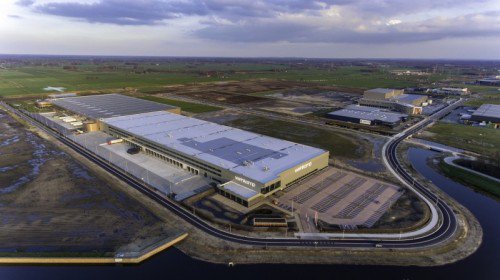 Vandaag opent Wehkamp haar tweede distributiecentrum in Zwolle! Dit nieuwe pand wordt gekoppeld aan het huidige gebouw, waardoor een multifunctioneel&amp;flexibel distributiecentrum ontstaat van 110.000 m2.  nieuws.wehkamp.nl/wehkamp-opent-…