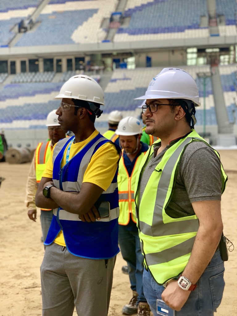 roadtoqatar's tweet photo. 📍 موجودون الآن في استاد الوكرة حيث يجري حالياً فرش أرضية الملعب بالعشب الرياضي 🌱 https://t.co/R0Sk6SsvXm