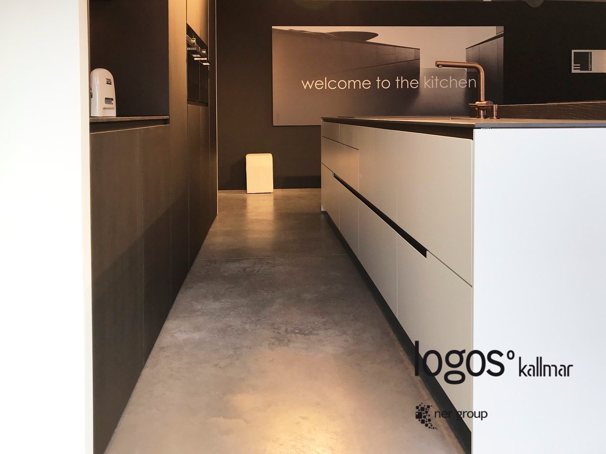AMC_ASOCIACION's tweet photo. @LOGOSHabitat, fabricante guipuzcoano asociado a AMC, estrena showroom en Halle (Bélgica) de la mano de De keukenarchitecten, con cocinas personalizadas que cuentan con sus acabados más representativos: lacas seda, de gran calidad, fénix o maderas con tintes propios. https://t.co/QoGBaiODU1