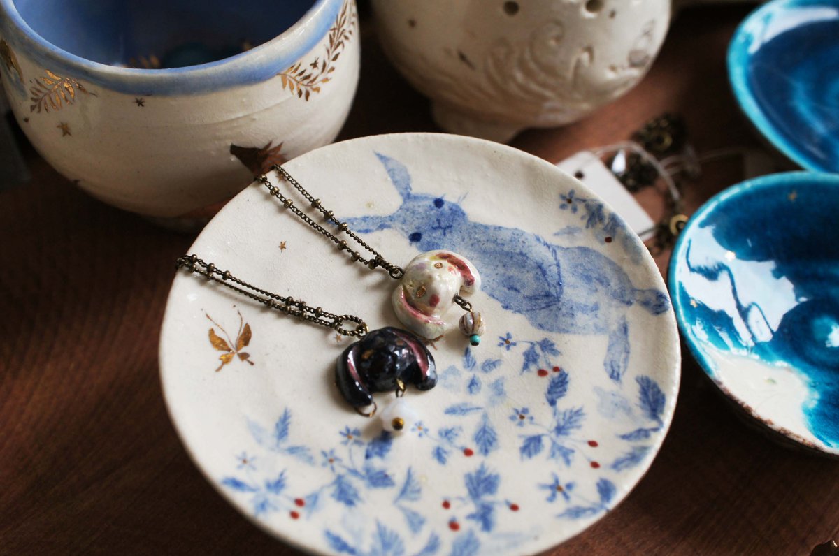arca_zakka_shop's tweet photo. 展示中常設作品より・・・

ネットショップでも通販中ですが展示もいたしております。お手に取ってぜひご覧くださいませ。

MAJOさんのワインカップ、きのこさら、うさぎのネックレス他
鷹塀三奈さん陶人形
GlassGlassさんステンドグラスヒンメリ
Atelier*zephyrさんきのこボトル https://t.co/WxhvqS6kmI