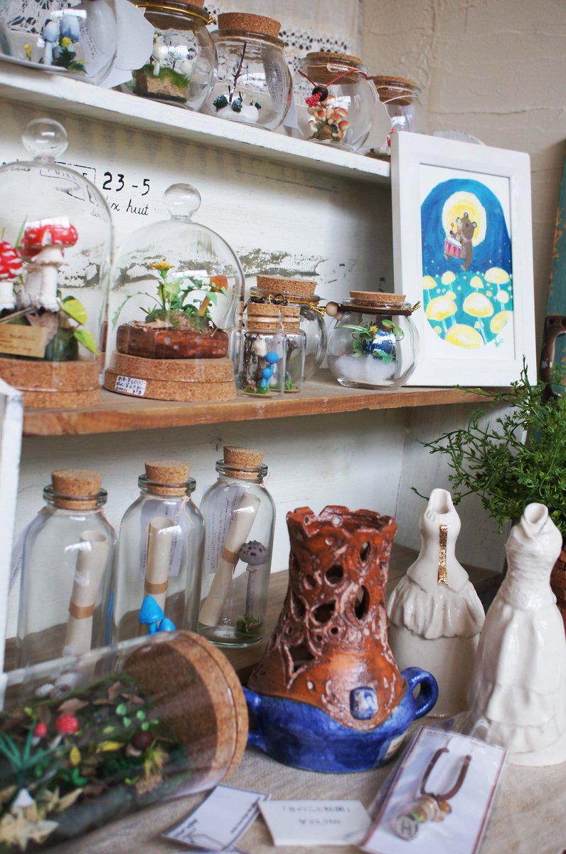 arca_zakka_shop's tweet photo. 展示中常設作品より・・・

ネットショップでも通販中ですが展示もいたしております。お手に取ってぜひご覧くださいませ。

MAJOさんのワインカップ、きのこさら、うさぎのネックレス他
鷹塀三奈さん陶人形
GlassGlassさんステンドグラスヒンメリ
Atelier*zephyrさんきのこボトル https://t.co/WxhvqS6kmI