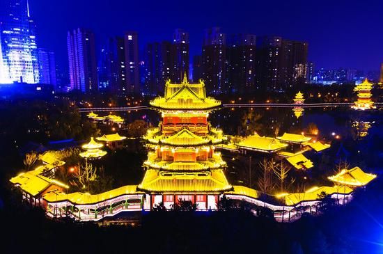 As night approaches, the lights are turned on, and #Taiyuan Yingze Park presents another kind of beauty. #VisitShanxi