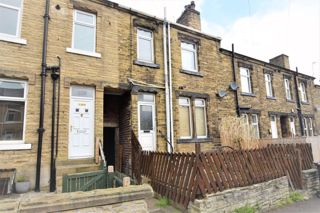 MartinCoHudd's tweet photo. FOR SALE - May Street, Crosland Moor

This spacious two bedroom mid terrace property in the popular area of Crosland Moor. With a spacious interior over four floors, a quiet location and a great finish internally.

✔️ £69,995
✔️ On road parking
✔️ 2 Bedroom https://t.co/XrOiond3MP