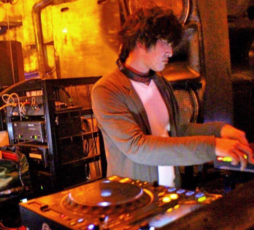 4/12(金) サルホマンボナイト DJ 紹介
★DJ maco10
DJ/ミュージックカフェオーナー 自身が生まれた70年代Latinをこよなく愛すサルサチューン・スピンナー。 当時を知る者に対しては斬新な、知らない者には新鮮なサルサの解釈で、ダンサーを踊らせ続ける..
facebook.com/events/3797167…
#サルサ #サルサ情報