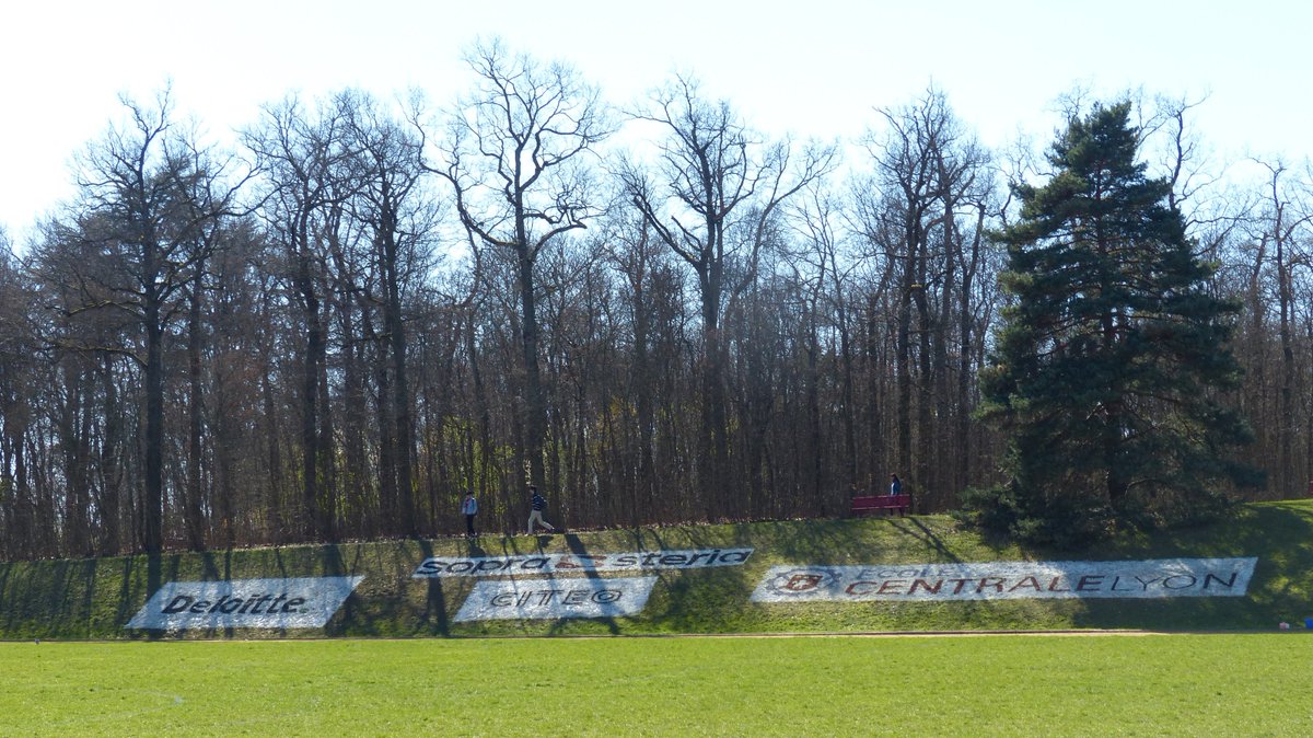 Dernière ligne droite pour le <a href="/Challenge_ECL/">Challenge_ECL</a>... Toute l'équipe est  mobilisée pour organiser le plus grand #tournoi sportif étudiant des  grandes écoles, 3000 étudiants de 40 écoles françaises et  internationales ! Suivez-nous tout le week-end sur #ChallengeECL