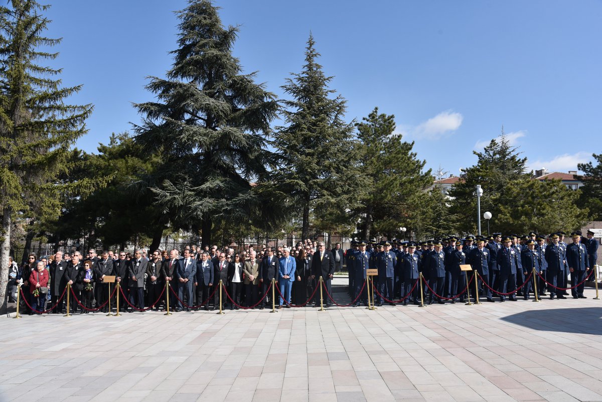 turkhavakurumu's tweet photo. Dünyanın İlk Kadın Savaş Pilotu Sabiha Gökçen ölümünün 18'inci yılında Cebeci Askeri Şehitliği'ndeki mezarı başında yapılan törenle anıldı. https://t.co/4XBY0nD1N7