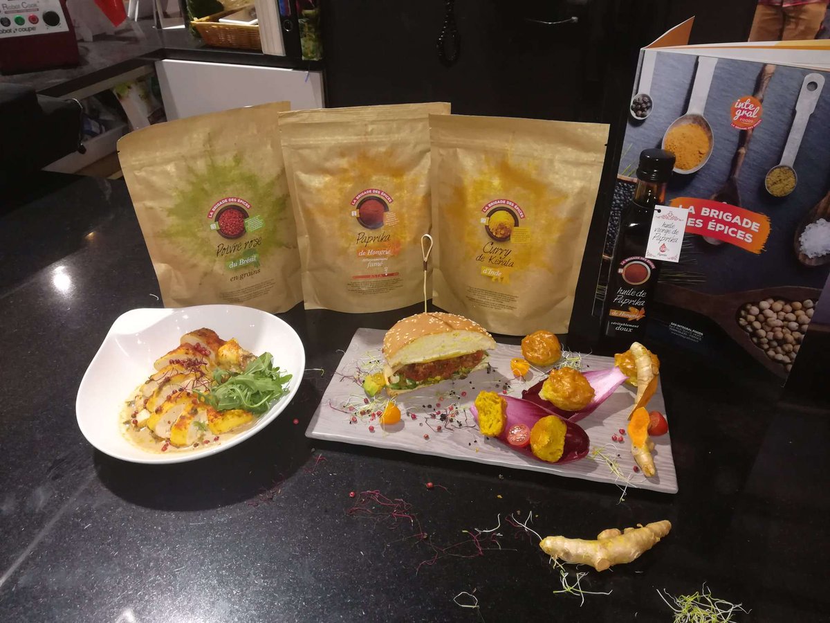 Nos merveilles gustatives dans "la Cuisine des Chefs" au METRO France Paris Bercy 12.
Au menu : 
- Burger de Boeuf mariné à l'huile de Paprika
- Madeleines au Curry de Kerala
- Poulet paprika fumé et baies roses
#Cuisine #chefs #gastronomie #paprika #burger