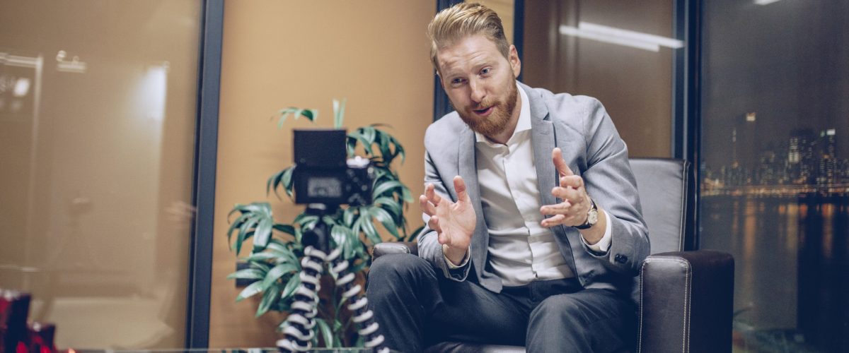 ReussirEnFr's tweet photo. Une landing page intégrant une #vidéo génère 80% de conversion en plus. #brandcontent https://t.co/3xOitxv0kr https://t.co/9K4km6lXu5