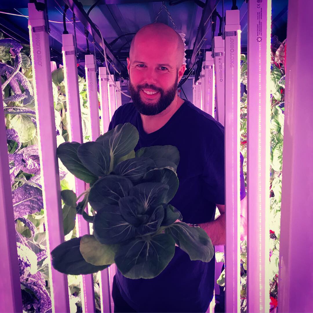 SM_Farms's tweet photo. Dave form @dpbespokedining was with us this morning taking the choicest leaves for his @firestationtn dinner tonight. Literally from farm to fork. Call Dave if you want a bespoke HydroDinner!  #hydrofarming #zerofoodmiles #farmtofork #urbanfarming https://t.co/sN3wtJzNMN