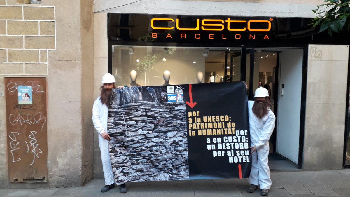 IAEDENSalvemEmp's tweet photo. Denunciem que @custobarcelona construeix un hotel de luxe a #Cadaqués https://t.co/eB3UtpraAg límit del #ParcNatural #CapdeCreus destruint l'entorn natural i murs de pedra seca que @UNESCO considera #PatrimoniHumanitat
https://t.co/PGolxdAEJB
#SOSCostaBrava 
#StopPleaseCusto https://t.co/ZjsnKkAYGe