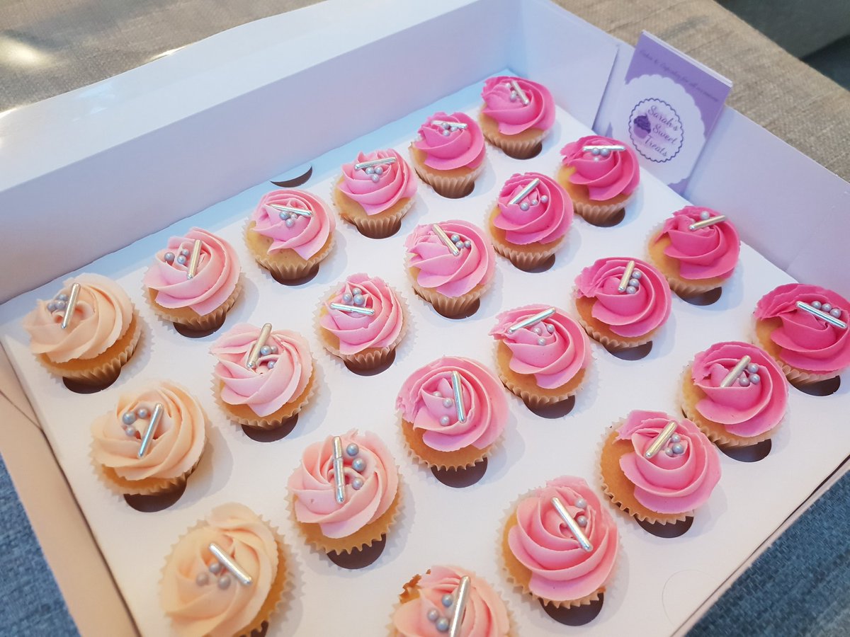 Pink ombre mini cupcakes ideal for Mothers Day #llnontwitter #cupcakes #liverpoolbaker <a href="/IndpndtLiv/">IndependentLiverpool</a>