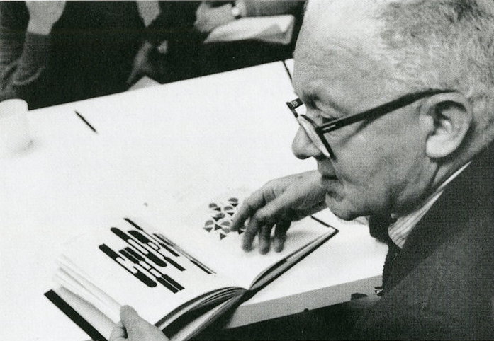 lucycons3's tweet photo. Un interesante artículo sobre aceptación de lo negativo. Cuando Henry Ford le dijo «no» a Paul Rand por @graffica_info https://t.co/S3Rub6f3ft https://t.co/8EEZK2ZQnN