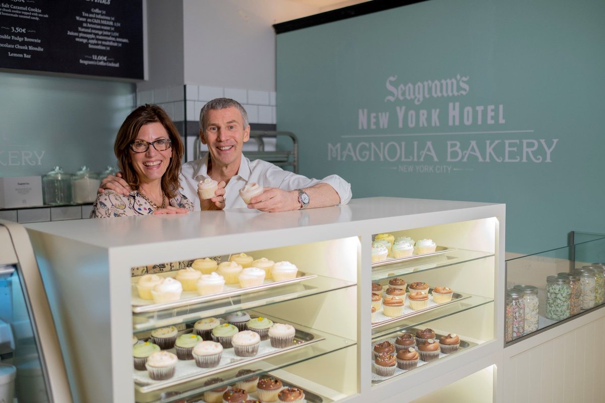 Elduenderevista's tweet photo. Los cupcakes de 'Sexo en Nueva York' están en Madrid por tiempo limitado. @SeagramsGin_ES Hotel convierte el @granhotelingles en un pedacito de la Gran Manzana con la pastelería favorita de Carrie Bradshaw. https://t.co/10Gs3bNuSb https://t.co/TC4v3OZvcd