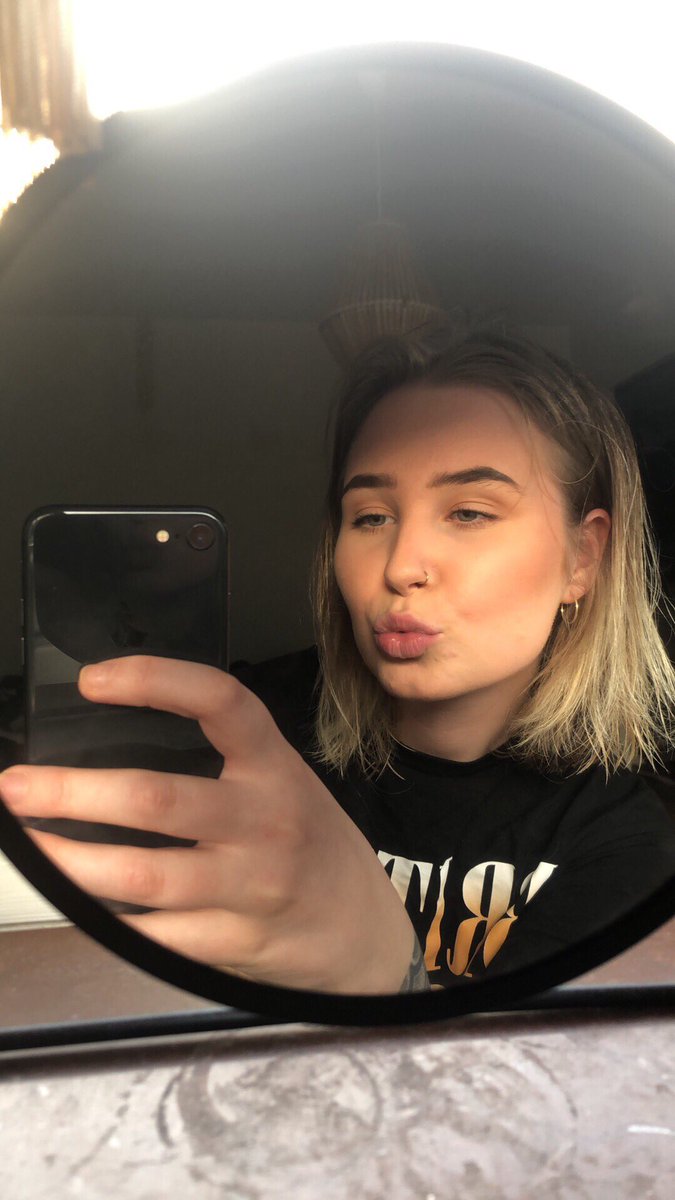 forsbergsofie's tweet photo. den att man fick psykos i onsdags, tog fram kökssaxen o ba cut dat bbbbb😜😜😜duckface😜 nice va gmn https://t.co/E3NOZ9gJ05