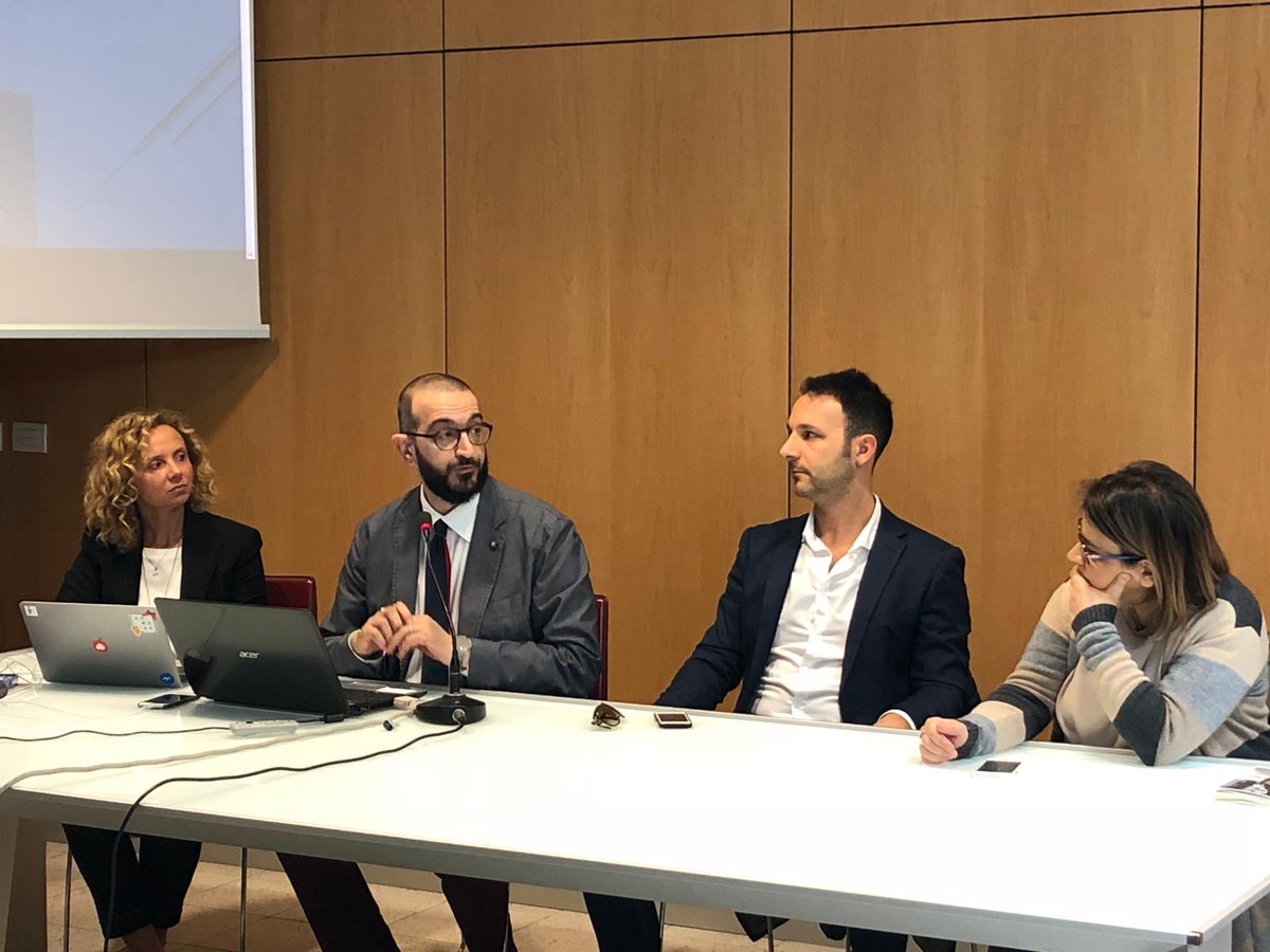 La comunicazione social dei Comuni. A Bari il terzo appuntamento del percorso di <a href="/comuni_anci/">comuni_anci</a> con #PASocial. Docenti <a href="/invisigot/">Fabio Malagnino</a> Rosa Cialini Marco Porcu <a href="/GiuseppeAriano/">Giuseppe Ariano</a> <a href="/eldadle/">Elda Grazioso</a>. Grazie a <a href="/Antonio_Decaro/">Antonio Decaro</a> che ha raccontato esperienza social da sindaco. Info facebook.com/688823008/post…