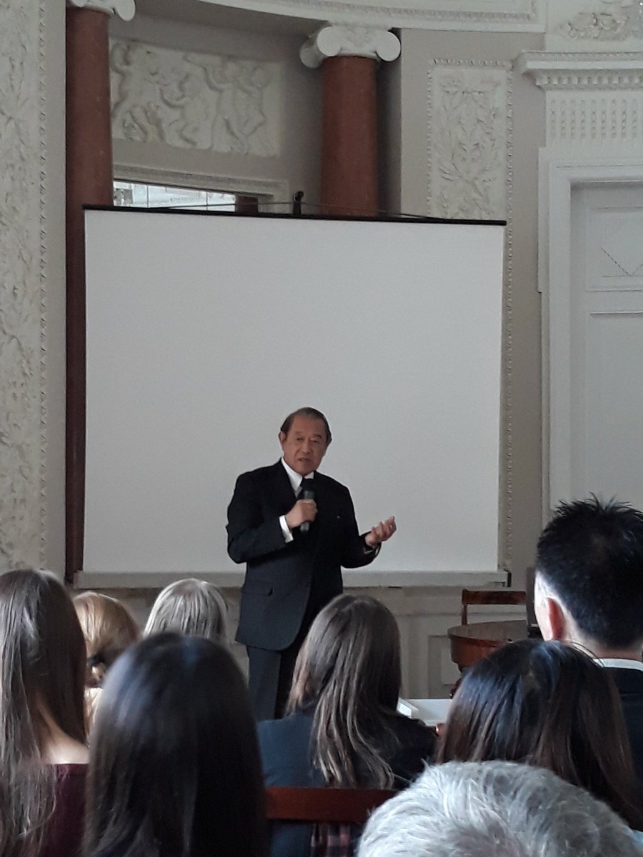 Trwa wykład amb. <a href="/IchiroFujisaki/">IchiroFujisaki</a>, b. min. SZ 🇯🇵, pt. #Japan &amp; its relations with major powers na <a href="/UniWarszawski/">Uniwersytet Warszawski</a> <a href="/anna_korzekwa/">Anna Korzekwa-Józefowicz</a> Wykład zorg. przez ambasadę 🇯🇵<a href="/MofaJapan_en/">MOFA of Japan</a> i <a href="/ISM_UW/">ISM UW</a> Dziś 100. rocznica stosunków polsko-japońskich