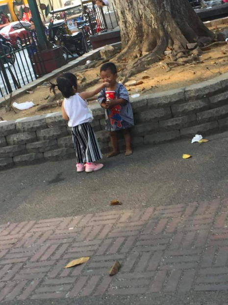 inquirerdotnet's tweet photo. LOOK: These kids proved no one's ever too young to make a difference! A passerby took these touching photos showing a young girl sharing her food to a homeless boy she saw along the way in Manila. The photo was posted on Twitter last Mar. 18. 📸 | Venise Gutierrez https://t.co/Zsssf4ODqb