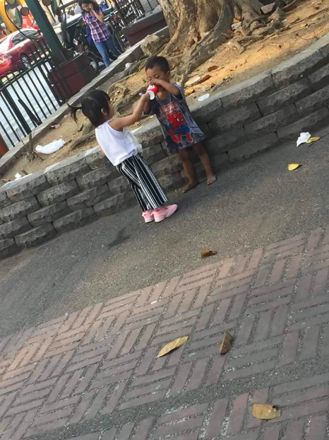 inquirerdotnet's tweet photo. LOOK: These kids proved no one's ever too young to make a difference! A passerby took these touching photos showing a young girl sharing her food to a homeless boy she saw along the way in Manila. The photo was posted on Twitter last Mar. 18. 📸 | Venise Gutierrez https://t.co/Zsssf4ODqb