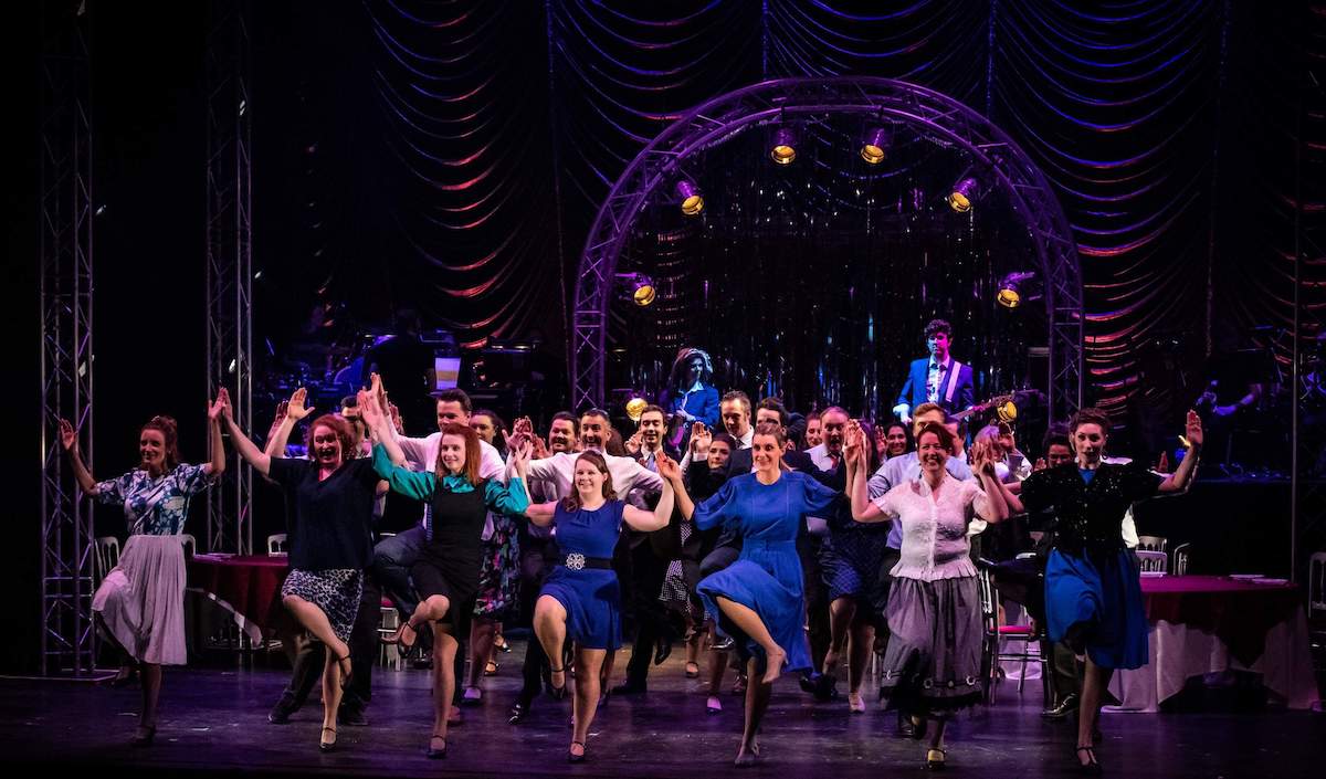 AllEdinTheatre's tweet photo. REVIEW: Our @moyesy went back to the 80s with @Bohemians_Ed at @captheatres Kings last night and a "★★★★☆    Hilariously entertaining" production of THE WEDDING SINGER.
https://t.co/inq8OQp4ds https://t.co/yVG7OyPtfm