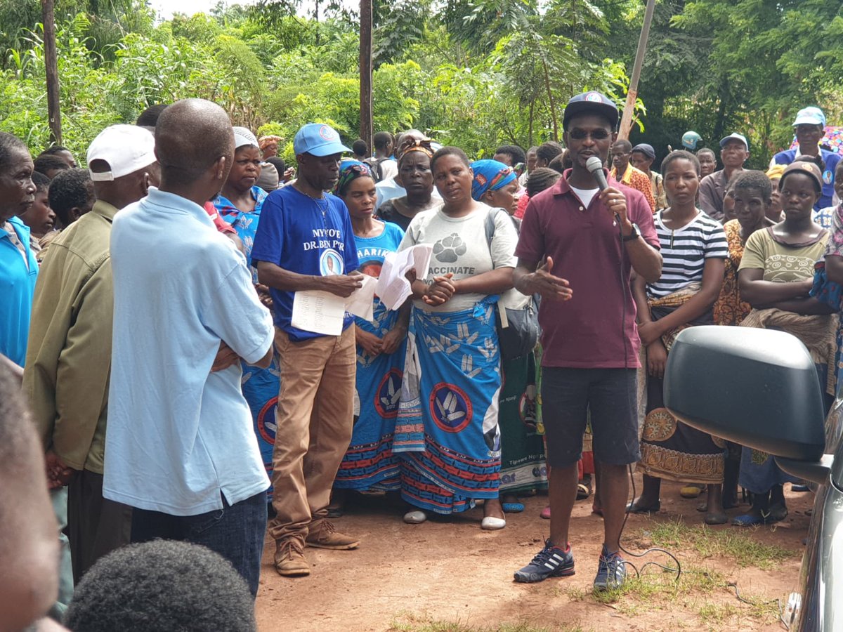BenPhiri2019's tweet photo. 22nd March, 2019, 

Distribution of food and other relief items to the people that have been affected by devastating floods in Thyolo District at T/A Kapichi Court. This afternoon the exercise goes to T/A Nchilamwera area. https://t.co/m0EKaXvEhj