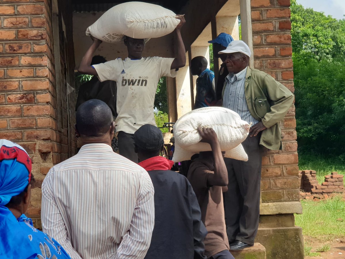 BenPhiri2019's tweet photo. 22nd March, 2019, 

Distribution of food and other relief items to the people that have been affected by devastating floods in Thyolo District at T/A Kapichi Court. This afternoon the exercise goes to T/A Nchilamwera area. https://t.co/m0EKaXvEhj