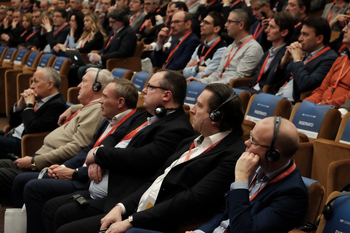 Societing_SC's tweet photo. Franco Oliaro, CEO di #ROJ, apre gli speech di #VipConnectionDay, rimarcando il cammino dell'azienda verso il futuro e abbracciando l'#Industria40. Un percorso non solo tecnologico, ma anche emozionale. #PIDMed #Societing
#Societing40 #RuralHack https://t.co/F4Dc90o5ZU