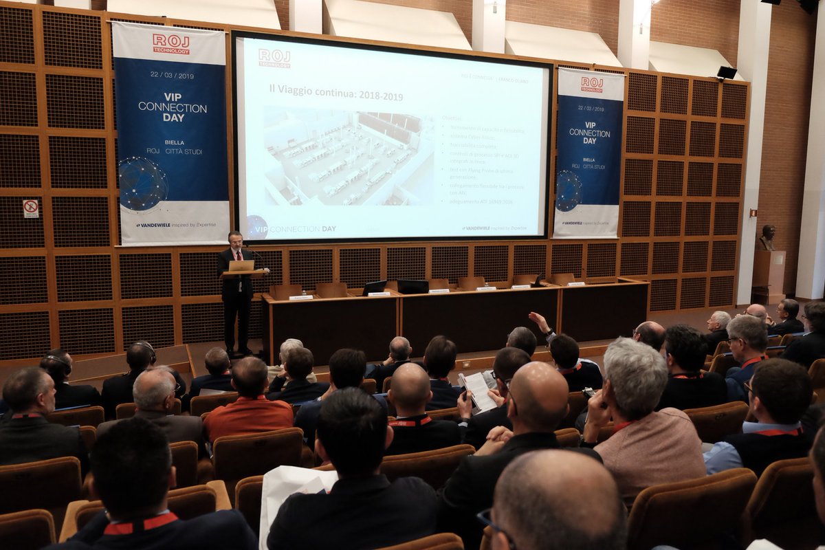 Societing_SC's tweet photo. Franco Oliaro, CEO di #ROJ, apre gli speech di #VipConnectionDay, rimarcando il cammino dell'azienda verso il futuro e abbracciando l'#Industria40. Un percorso non solo tecnologico, ma anche emozionale. #PIDMed #Societing
#Societing40 #RuralHack https://t.co/F4Dc90o5ZU