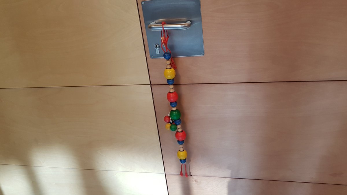 cedesca_fp's tweet photo. El alumnado de #GradoSuperiorFP de #IntegraciónSocial ha visitado el Centro de Recursos Educativos Joan Amades de la @ONCE_oficial para #DeficientesVisuales. Allí experimentaron con el #Braille y participaron en un taller de orientación. !Muchas gracias! https://t.co/oZWLyPO4Fn https://t.co/2xYGh81lM0
