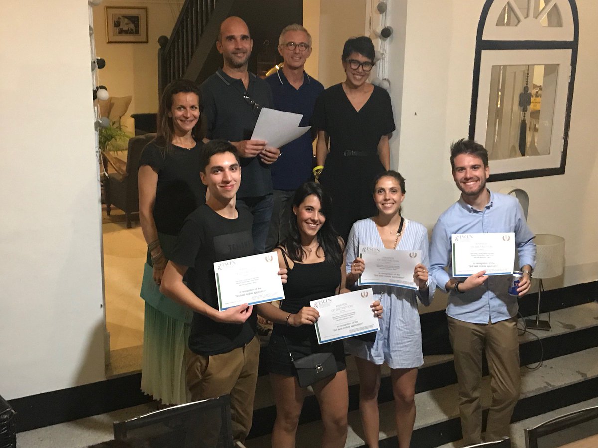 ESCEN_school's tweet photo. 🏁 Fin de la #LearningExpedition à Singapour 🇸🇬
Jeudi, les étudiants ont présenté leur projet de #Mobile App et ont assisté le soir à la remise de prix dans une ambiance festive 🎉 https://t.co/OwnETidjau