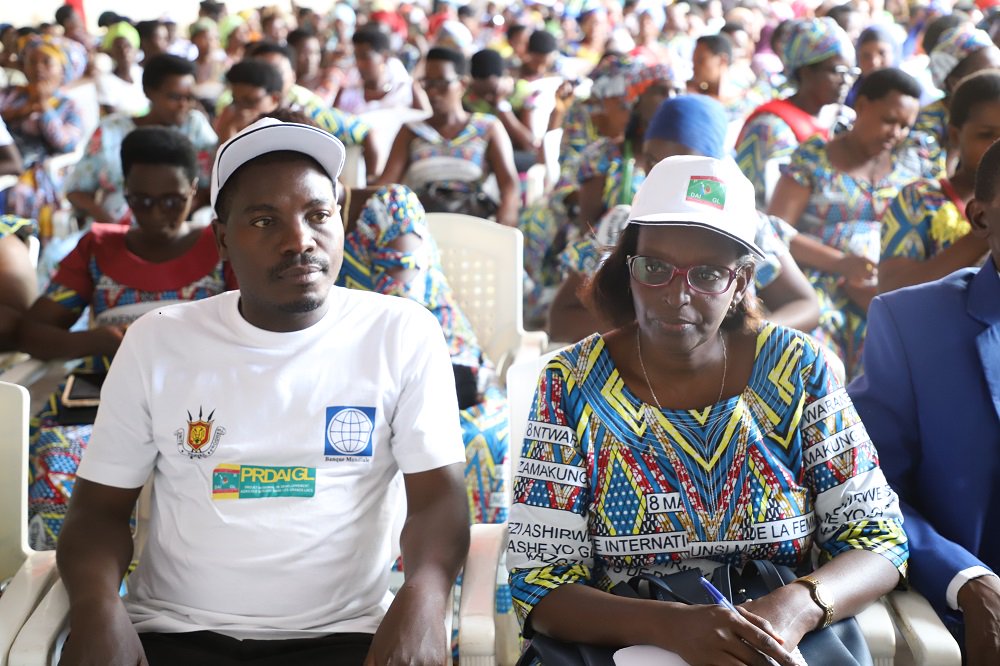 prdaigl's tweet photo. 2. La participation à la célébration de l'#IWD2019 a été une occasion de sensibiliser davantage les femmes rurales de @RumongeProvince à  s’impliquer activement dans les interventions du #PRDAIGL et à s’engager dans des initiatives concourant à leur auto-développement. #Burundi https://t.co/DGQqs2Z4zf