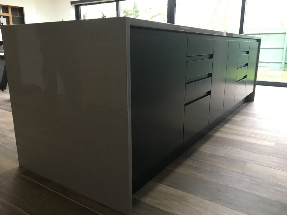 PrecisionKtchns's tweet photo. This island, finished with @Silestone Alumino Nube, divides the kitchen from the rest of the room. 
Kitchen side: practical storage cupboards and drawers. 
Living/dining side: beautiful oak shelf with LED lighting &amp; smaller storage cupboards.
#IslandLife #silestone #stylestone https://t.co/8DN8mfD6cr