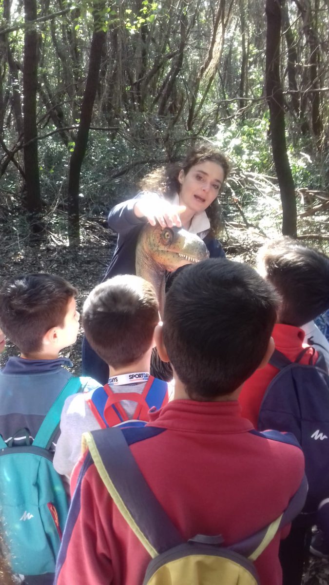 WWFitalia's tweet photo. Presi letteralmente d'assalto i #dinosauri dai bambini nella @WWFOasi di #macchiagrande lui si chiama Ornitholestes https://t.co/IYdYFQPopq