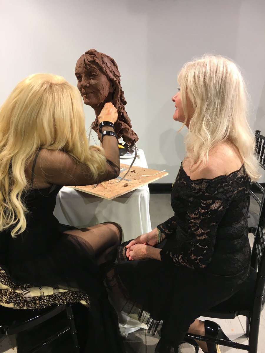 viviengodfrey's tweet photo. @pineappledance and @StanfordsTravel it was a special evening seeing #debbiemoore founder of #pineapple #dance in #london being #sculpted by @FrancesSegelman https://t.co/ifxeMFeaHo