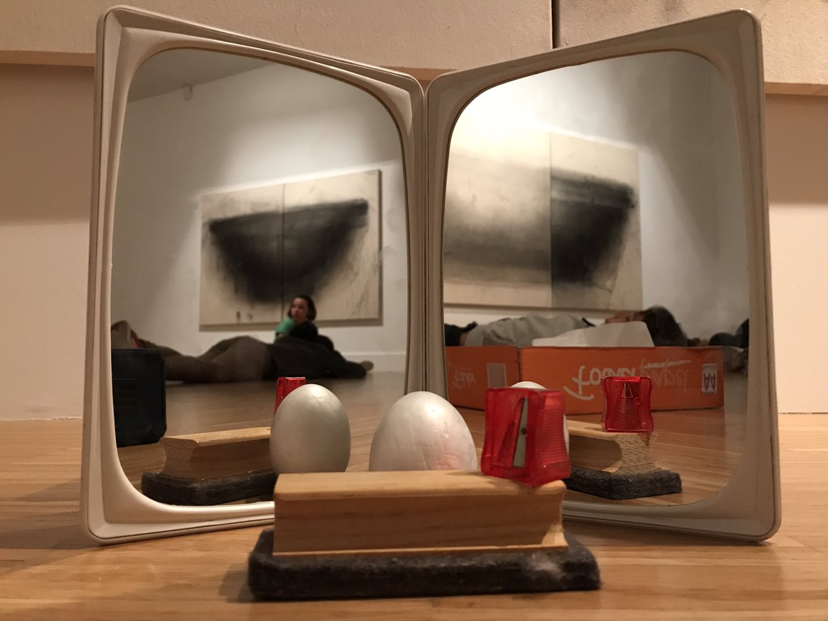 artiescola's tweet photo. L’exposició “Vacuum” de l’artista Rosa Codina ens permet apropar-nos al seu món des de l’objecte i establir connexions amb la ciència. Gaudim de les propostes educatives!!! @artiescola @museumataro #CalArenasCentreDart #RosaCodina #ArtiCiencia #procescreatiu #alumnesde4t https://t.co/zrvpRw7UTg