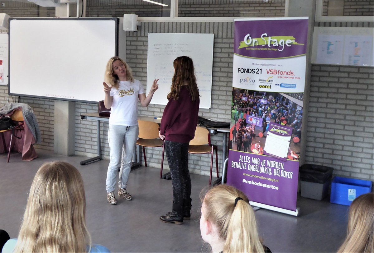 LvCMOnStage's tweet image. Tweede dag vol #etwerktrainingen voor leerlingen ter voorbereiding op ons #beroepenfeest. Vandaag op de scholen in #Grave #Mill #Boxmeer en #Gennep.
Superleuk om te zien en horen. Bewondering voor al die trainers van @OnStageJrNetw