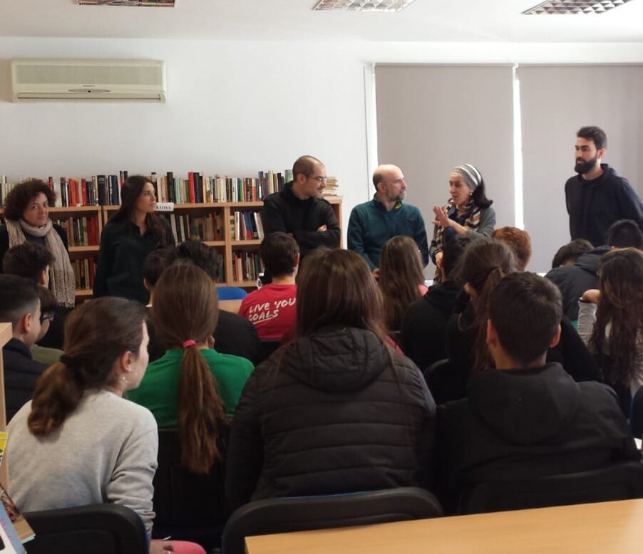 epdl_Benacazon's tweet photo. ¡Sorpresa! En nuestra sesión de #EPDL de ayer, vino a visitarnos y a charlar un rato con nosotros @CaptainNadie , autor del libro que estamos trabajando "Zeinumb. Parque de atracciones". 
Muchas gracias por todo, fue un placer recibirte y escucharte. https://t.co/OcwoXCKGAl