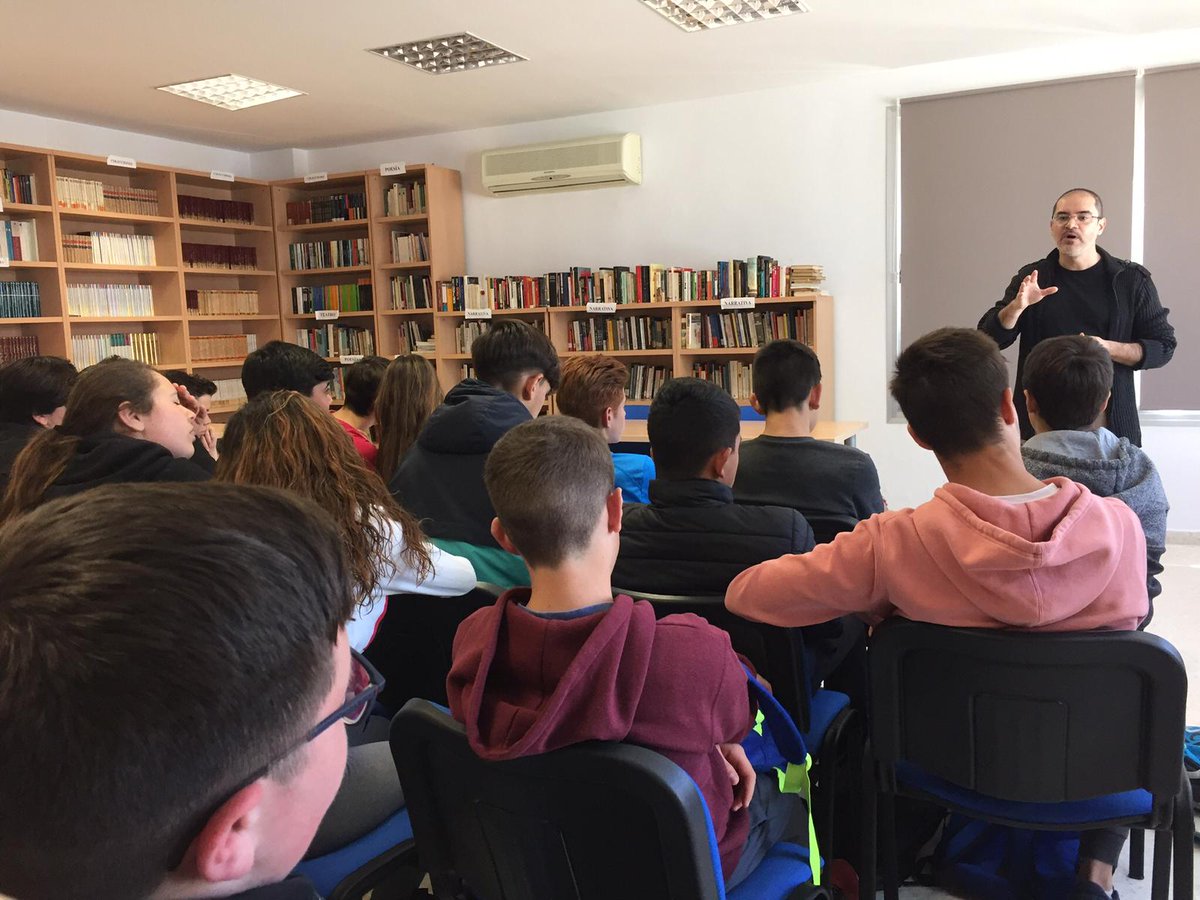 epdl_Benacazon's tweet photo. ¡Sorpresa! En nuestra sesión de #EPDL de ayer, vino a visitarnos y a charlar un rato con nosotros @CaptainNadie , autor del libro que estamos trabajando "Zeinumb. Parque de atracciones". 
Muchas gracias por todo, fue un placer recibirte y escucharte. https://t.co/OcwoXCKGAl