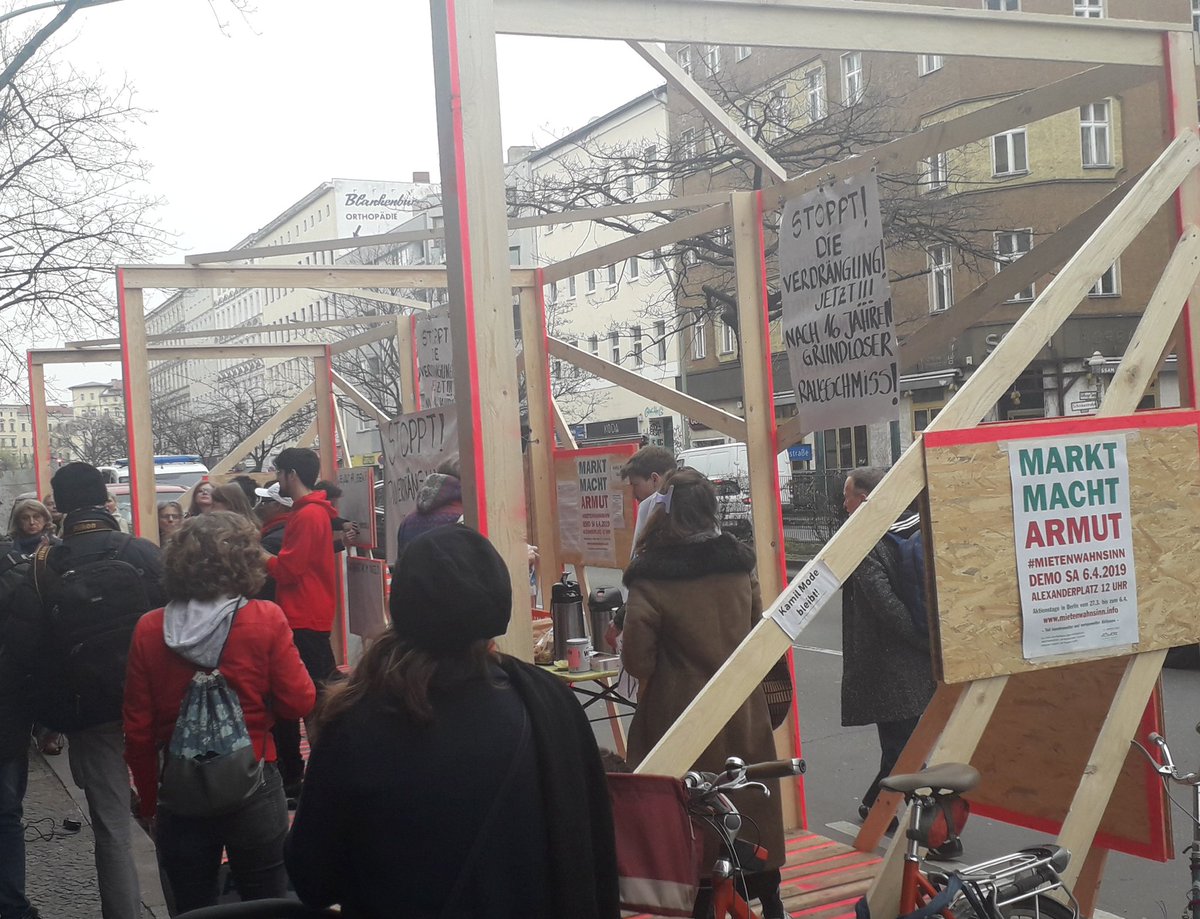 SyndiCAT44's tweet photo. @syndikat44 Jetzt gerade wird vor #kamilModebleibt das #Protestpodest in #kreuzberg eingeweiht. #Mietenwahnsinn #wirbleibenalle #Syndikatbleibt #potsebleibt #meutereibleibt #liebig34bleibt #drugstorebleibt #friedelbleibt #Räumungisnicht https://t.co/GB56PUL6t5
