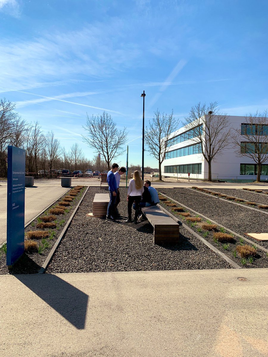 ltdoerr's tweet photo. Our Master in Management &amp; Innovation students enjoy their last sunny day of their studies at our #TUM #Campus in #Garching 🌤 @TU_Muenchen @DiniforLife https://t.co/P77kSQytk1