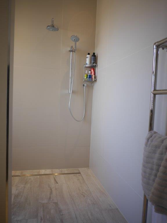 S_CWarehouse's tweet photo. Spectacular en-suite showing how to use wood effect tiles perfectly, reaching right into the wetroom area for that seamless finish. 
  #freestandingtub #bathtime #woodtile   #tile #woodeffecttiles #wetroom #wetroomshower #twobasins #interiordesign #interiors #ukinteriors https://t.co/pwex7WmOYZ