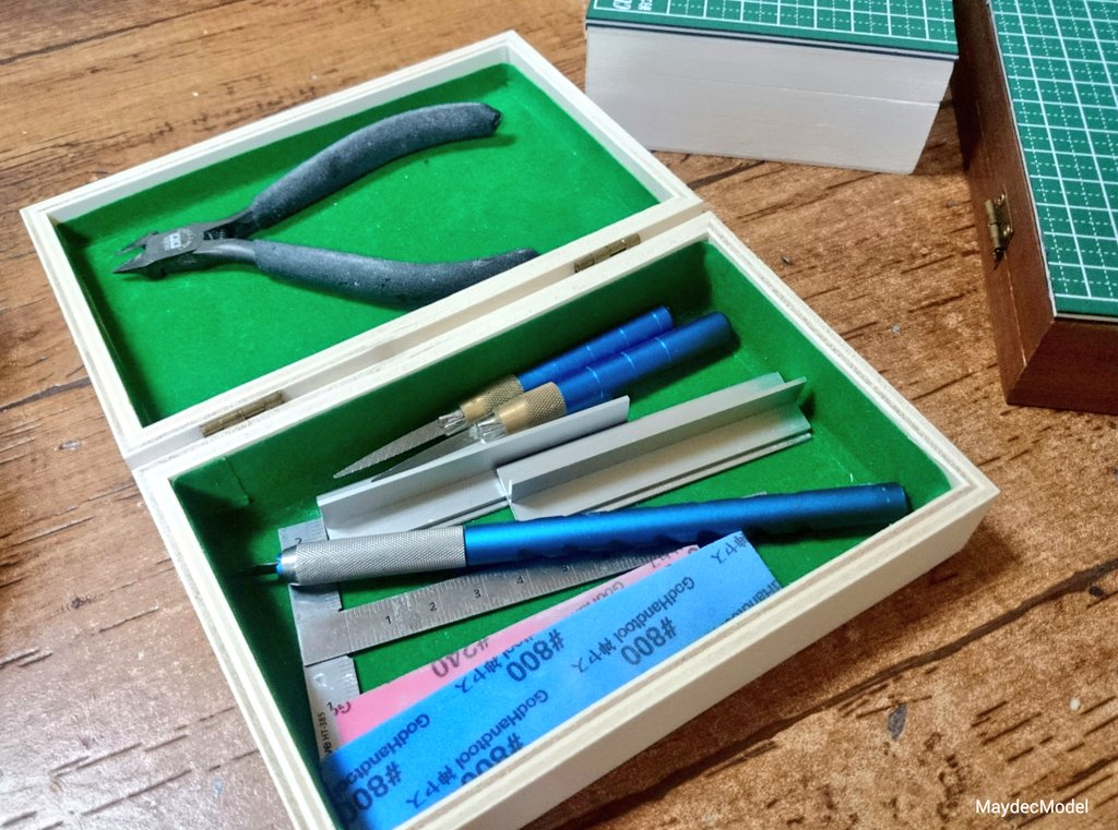 毎日がメイデック しばらく前に作った出張先でもプラモデルが楽しめるように作った工具箱 のver 1 1を作ってみました写真の小箱なら材料代400円で中敷き付で2個作れるよ中敷きはベルベット調の貼れる布 ノリ付 になります ダイソー ガンプラ