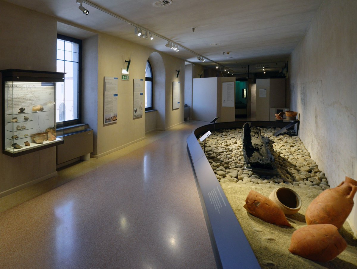 MuseoBiella's tweet image. La sezione "Viaggiare nell'#acqua " con la #piroga del Lago di Bertignano per sottolineare l'importanza dell'acqua nella #storia : dalla #preistoria al #medioevo le vie d'acqua erano fondamentali per trasporto di merci, persone e idee #WorldWaterDay #giornatamondialedellacqua