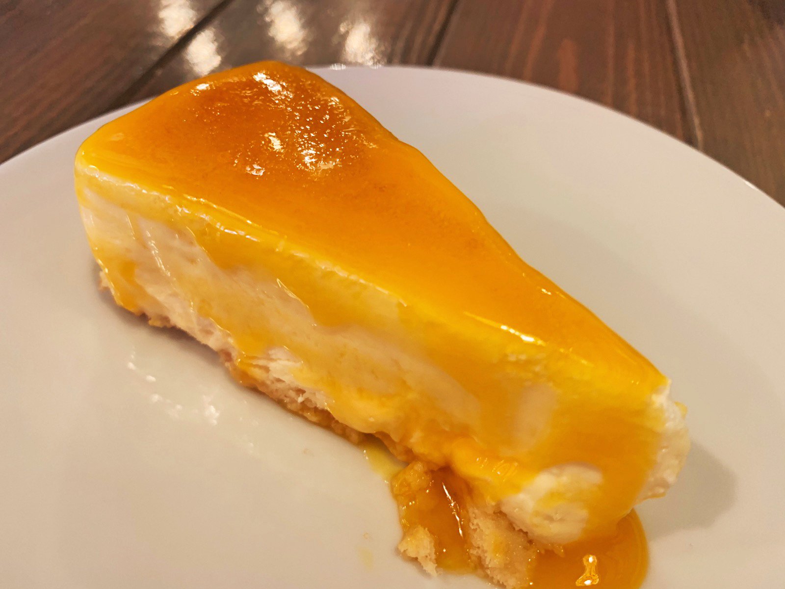 むにぐるめ 関東 Vansan 東京 西葛西駅から徒歩3分 香ばしい炙りチーズケーキを食べられるお店 チーズケーキの表面には甘いマンゴーソースで覆われていてバーナーで炙るとトロトロに溶け出します 香ばしく炙ったチーズケーキは空気を食べて