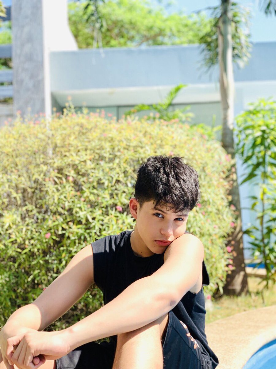 Yung nagpapacute ka sa crush mo at hoping mapansin niya 😂