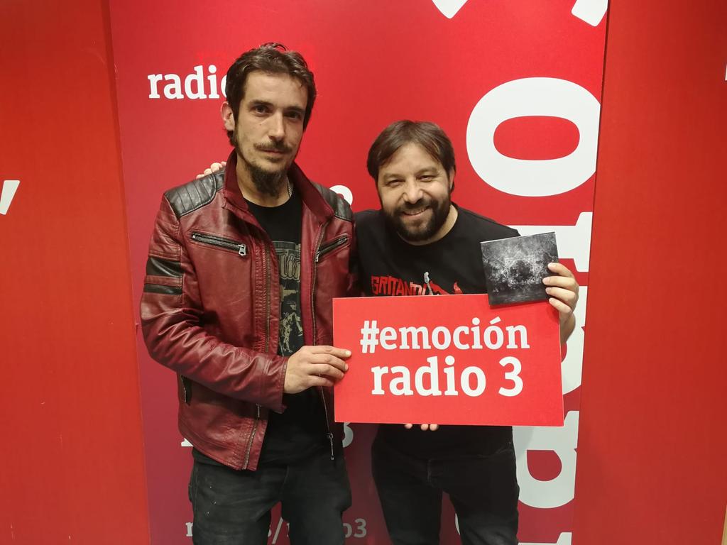 vuelofenix_r3's tweet photo. Vuelo con @AitorVelazquez de @horazulu Los granadinos presentan mañana su nuevo disco La voz del amo en Madrid @SalaMonMadrid @AsaltoSonoro 👉 https://t.co/hK85mcKvJZ https://t.co/kGPmPad7zz